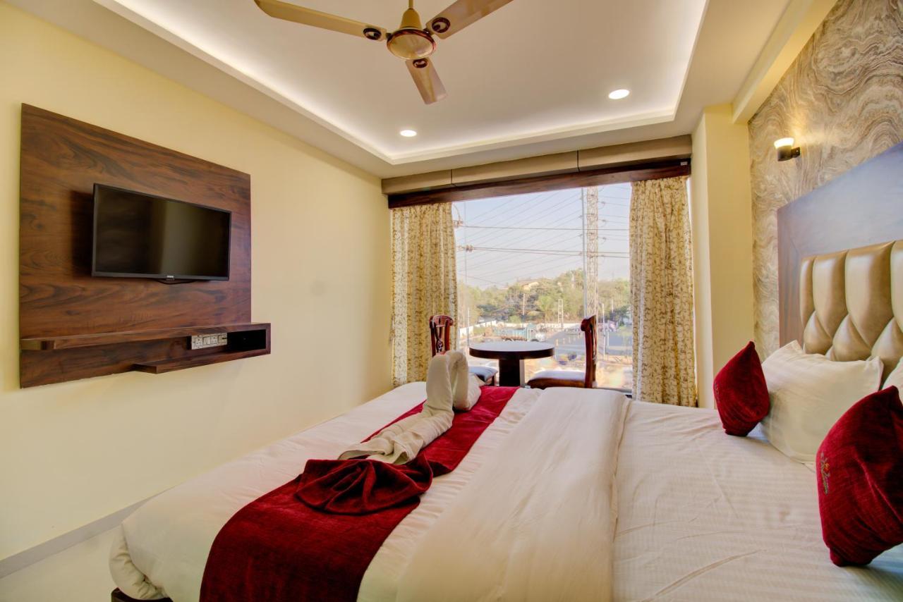 Hotel Samaira Residency,Dombivali Dive Екстер'єр фото